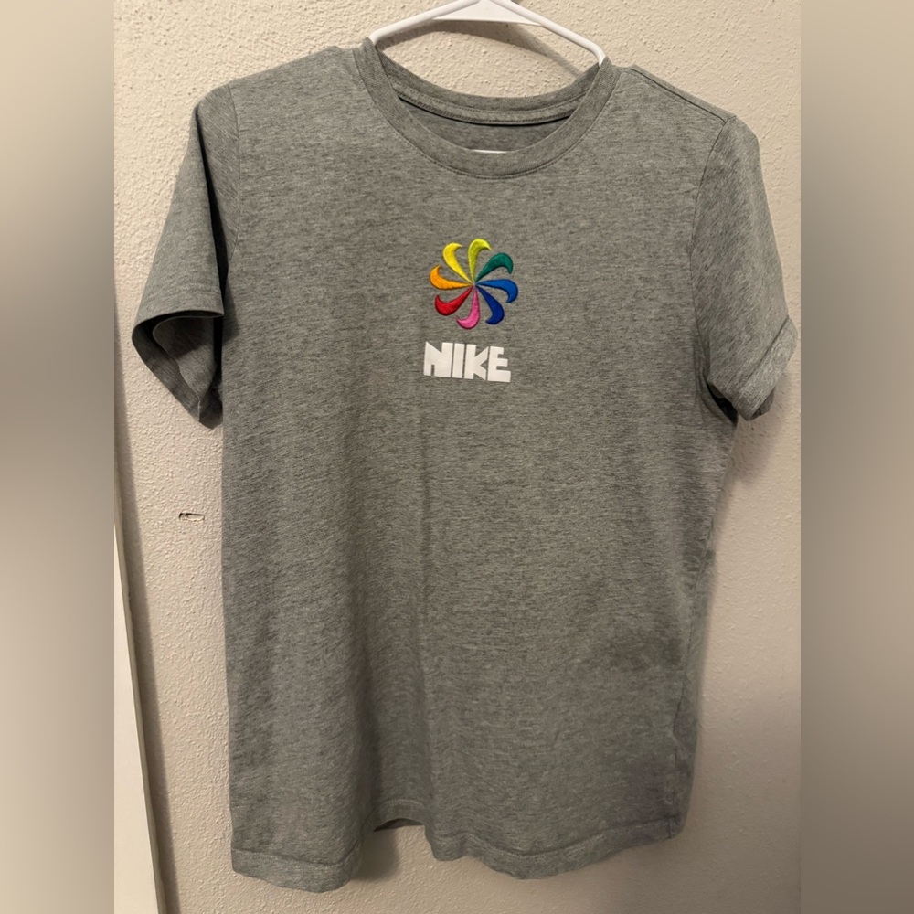 Nike Kids Gray T-Shirt with Colorful Logo